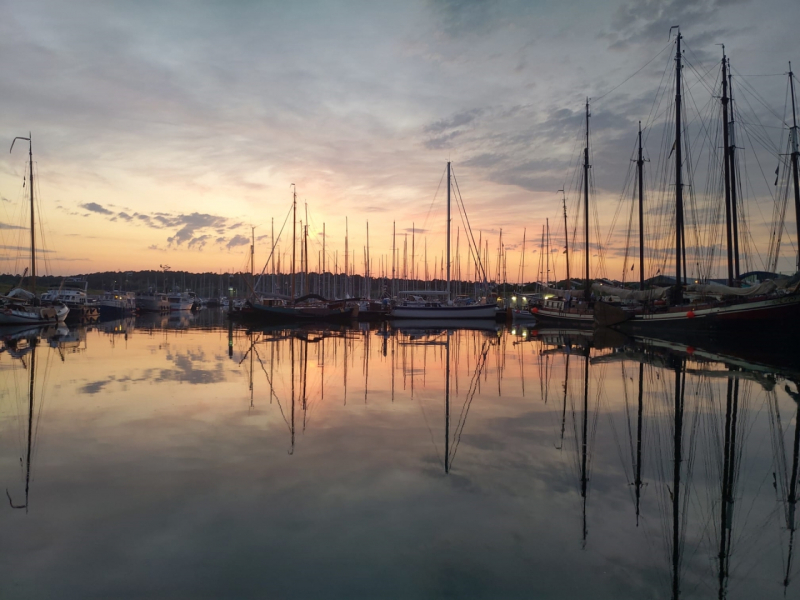 Haven-bij-avondlicht