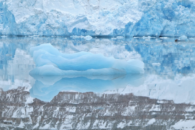 Spiegeling-in-fjord-Spitsbergen